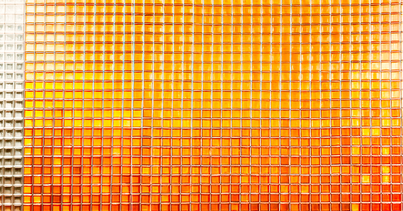 Wand aus orangefarbenen Glasbausteinen